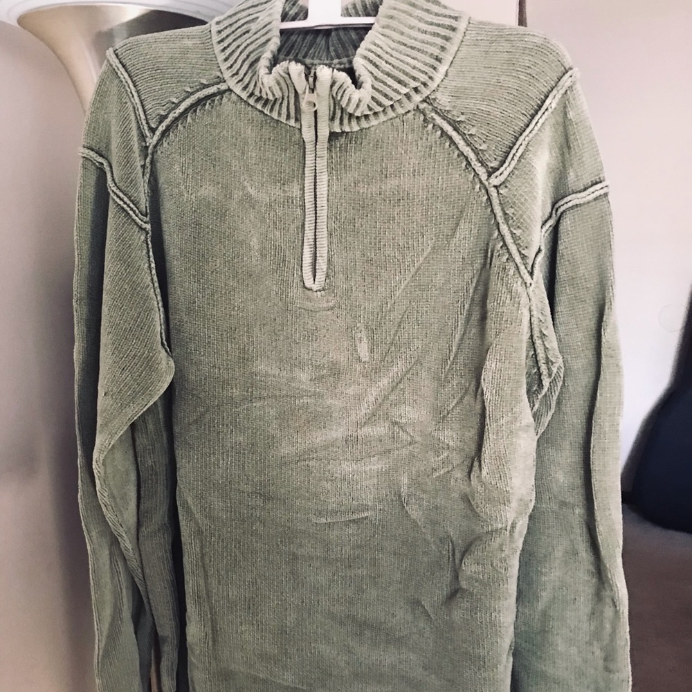Unisex size large long sleeve top